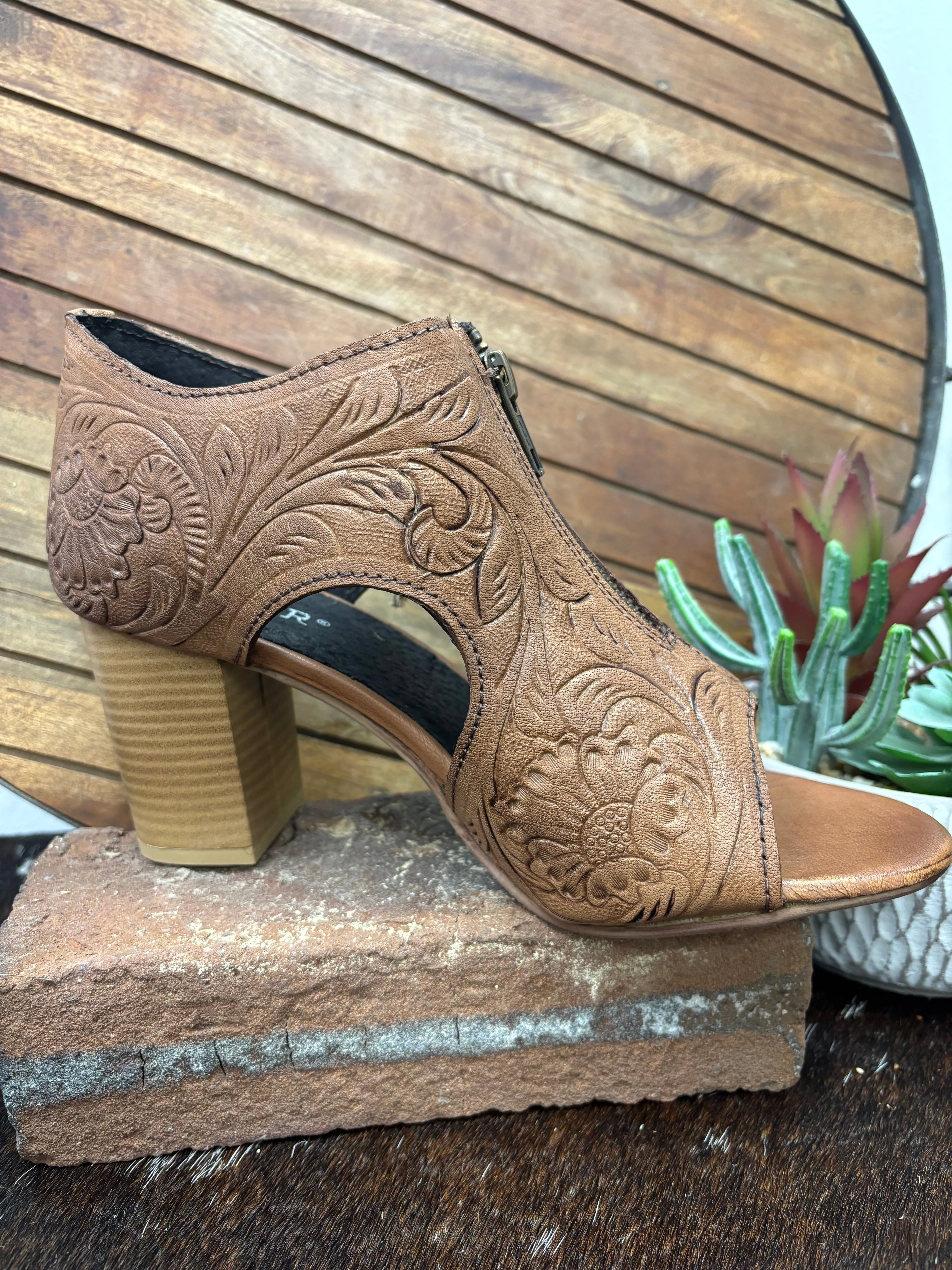 Roper Women's Natural Tooled Leather Open Toe Zip Mule Sandal 0946-3207