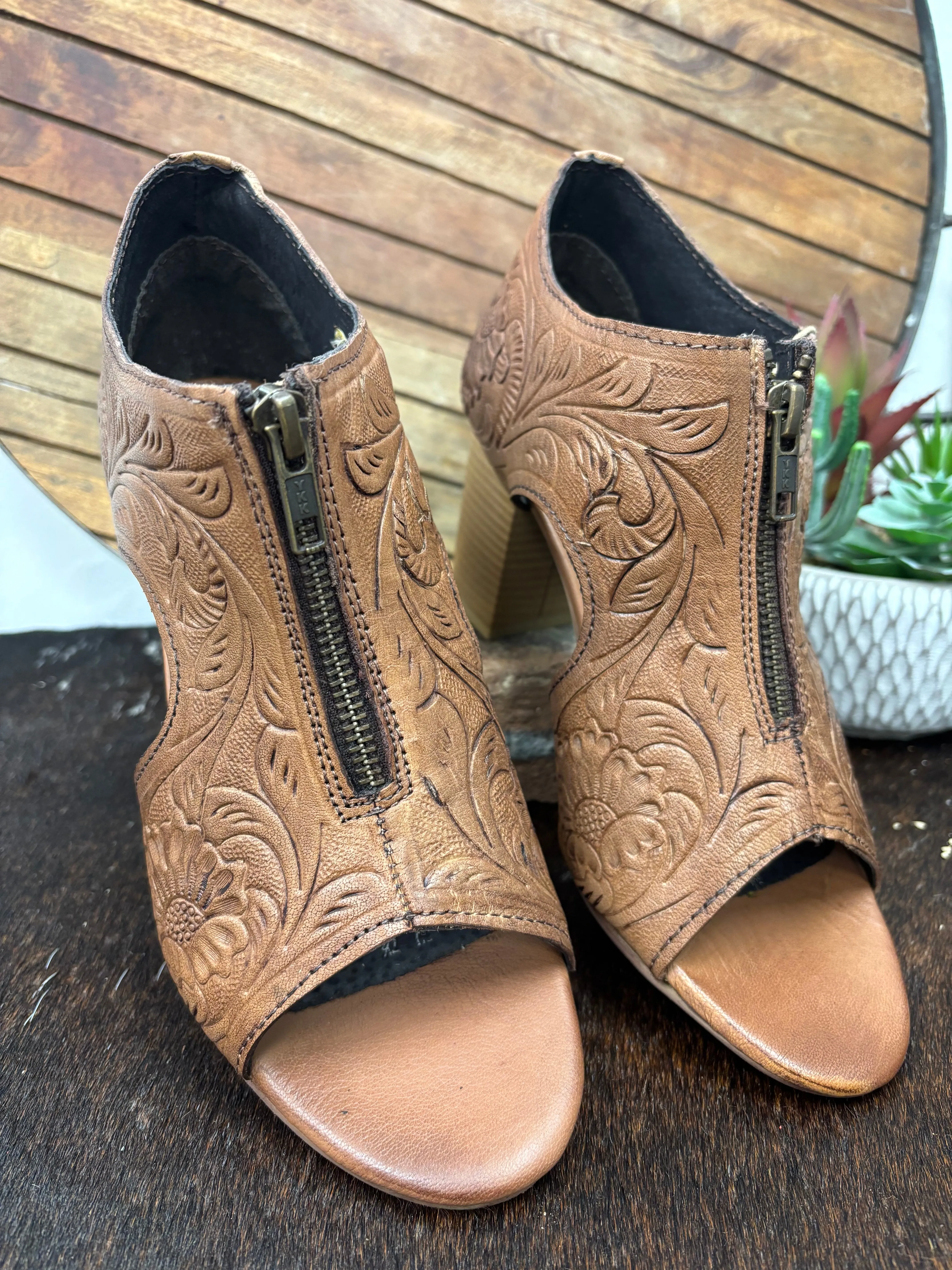 Roper Women's Natural Tooled Leather Open Toe Zip Mule Sandal 0946-3207